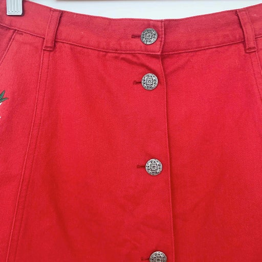 Short buttoned skirt