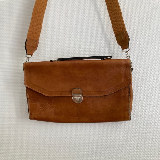 Leather shoulder bag