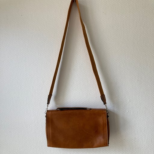 Leather shoulder bag