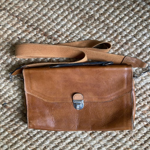 Leather shoulder bag