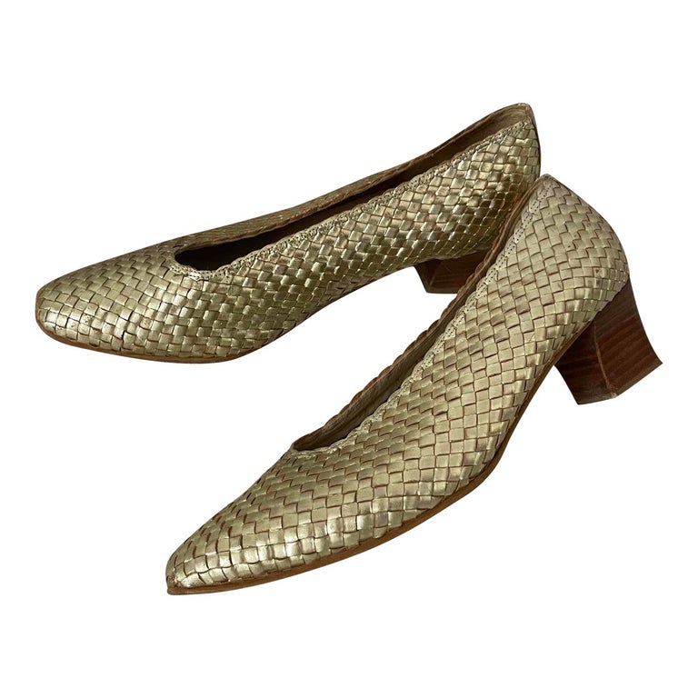 Escarpins en cuir tressé dorés