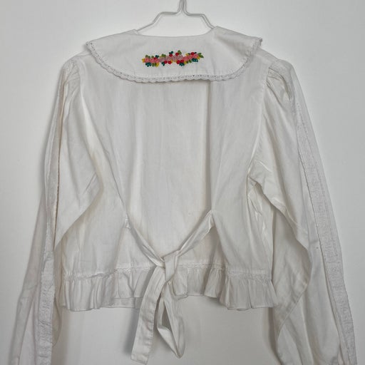 Shirt with embroidered collar