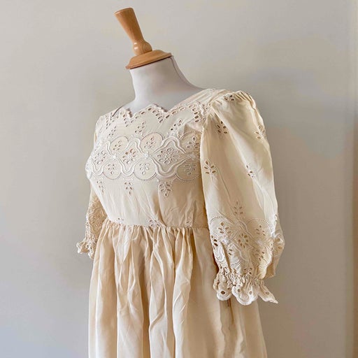 Robe en soie brodée