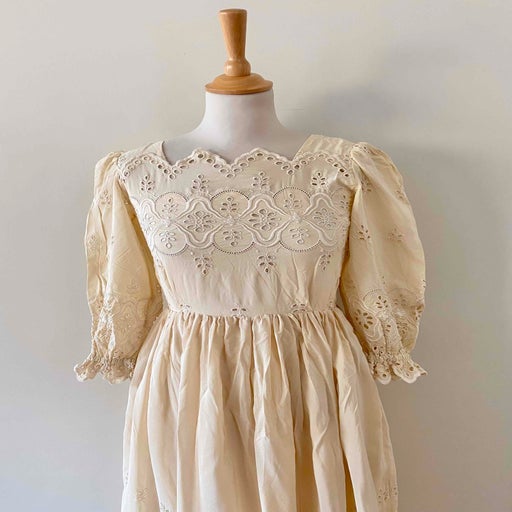 Robe en soie brodée