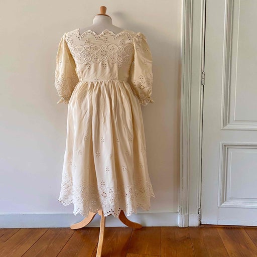 Robe en soie brodée