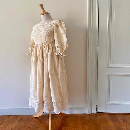 Robe en soie brodée
