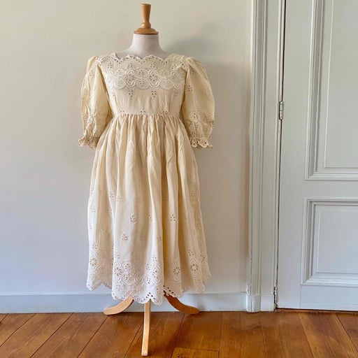 Robe en soie brodée