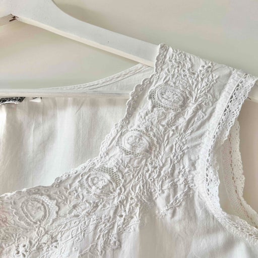 Top brodé en coton