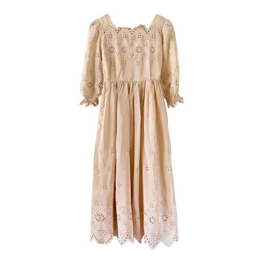 Robe en soie brodée