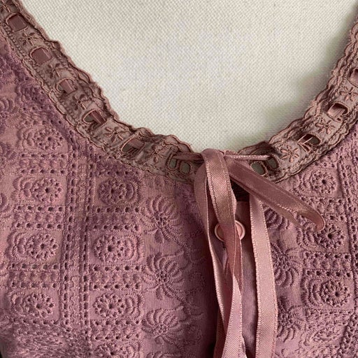 Top brodé en coton