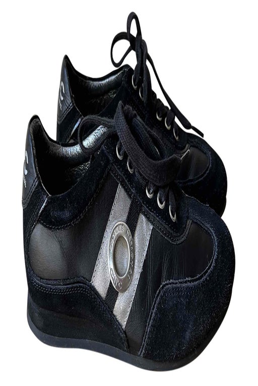 00's black sneakers