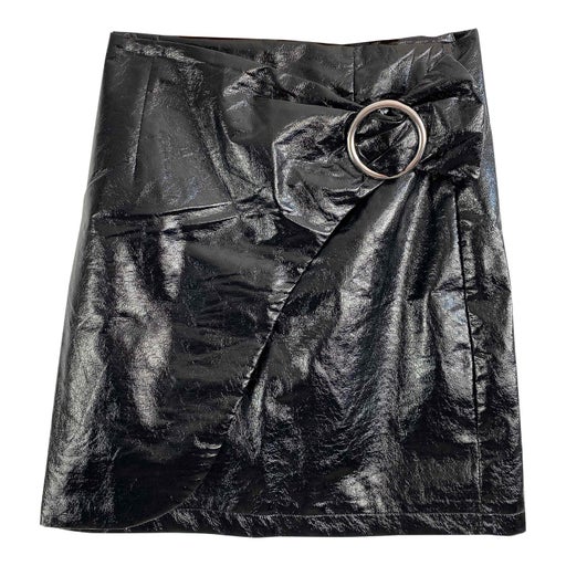 Shiny black skirt