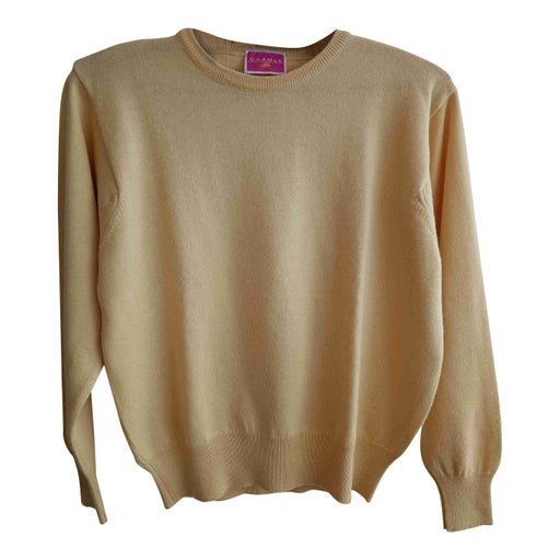 Yellow sweater with round glue