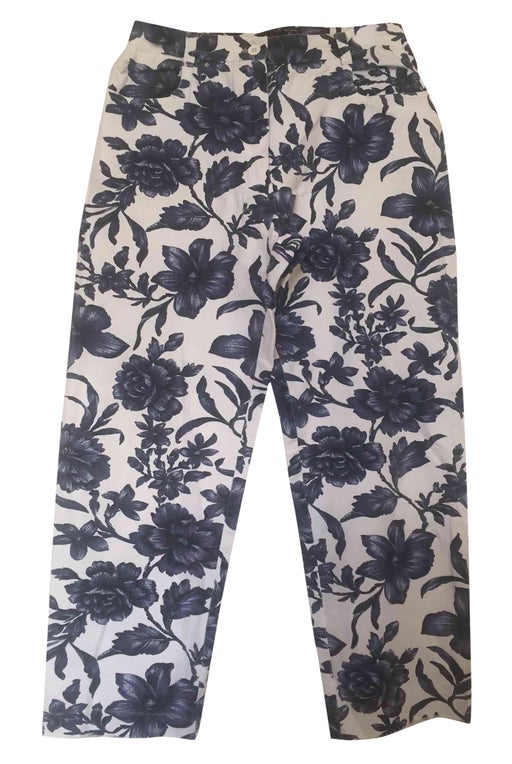Floral pattern pants. Two front pockets