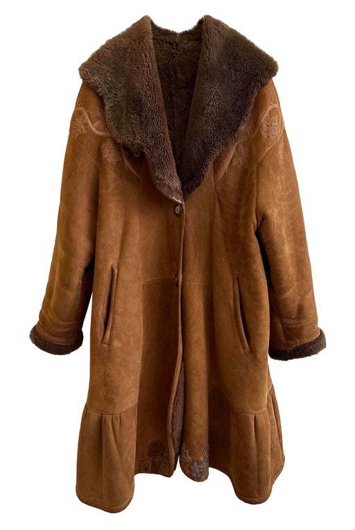 Manteau brodé en peau lainée