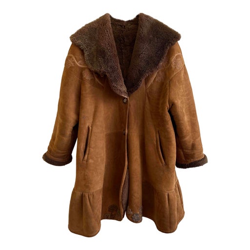 Manteau brodé en peau lainée