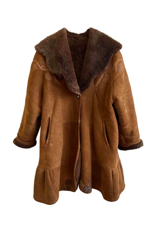 Manteau brodé en peau lainée