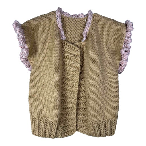 Sleeveless vest with ruffles