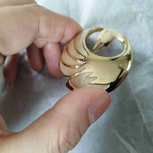 Gold and enamel brooch