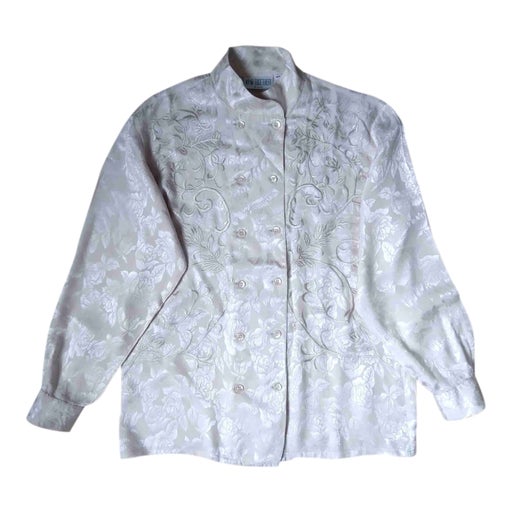 Blouse with embroidered flowers