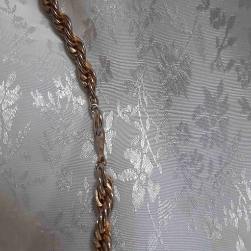 Twisted chain necklace