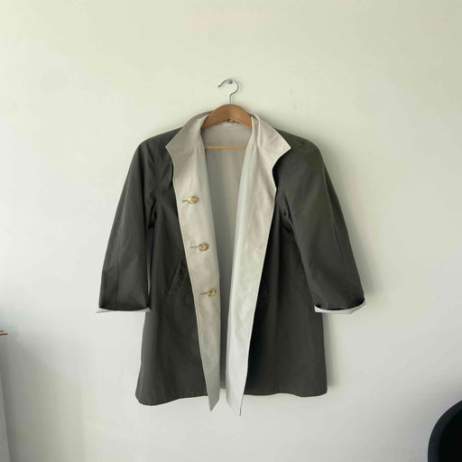 Two-tone trench