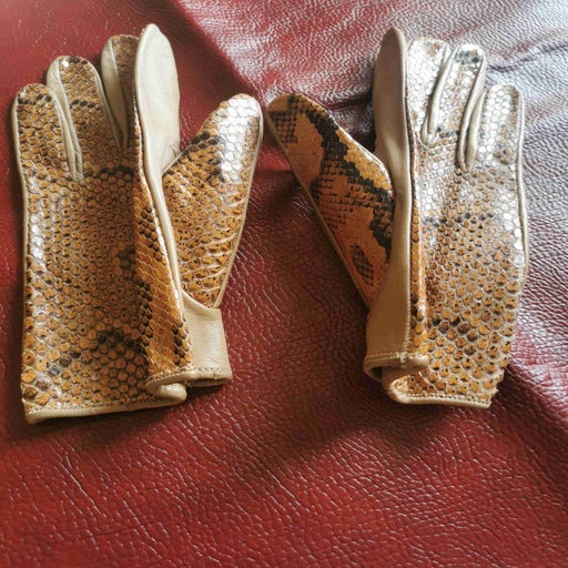 Leather gloves