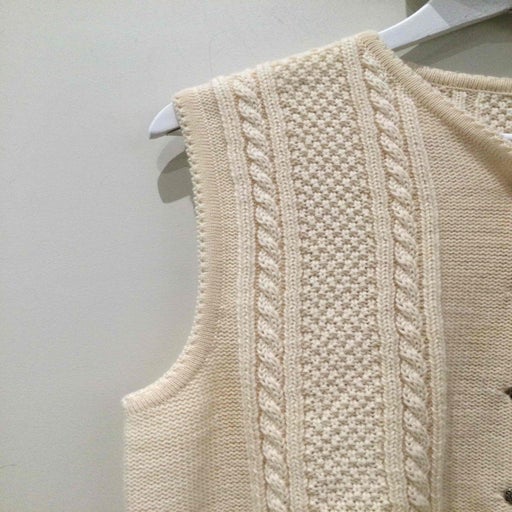 Sleeveless wool cardigan