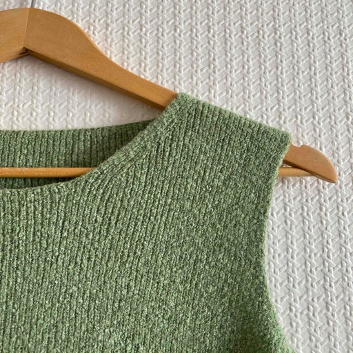 Sleeveless knit sweater
