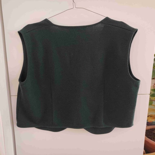 Sleeveless knit vest