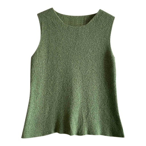 Sleeveless knit sweater