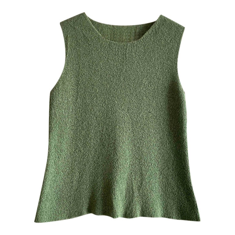 Sleeveless knit sweater