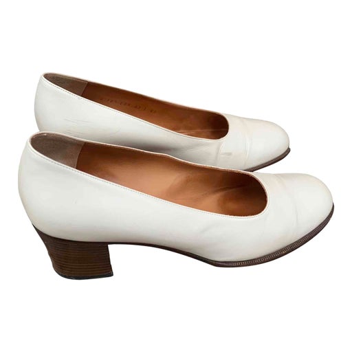 Leather pumps
