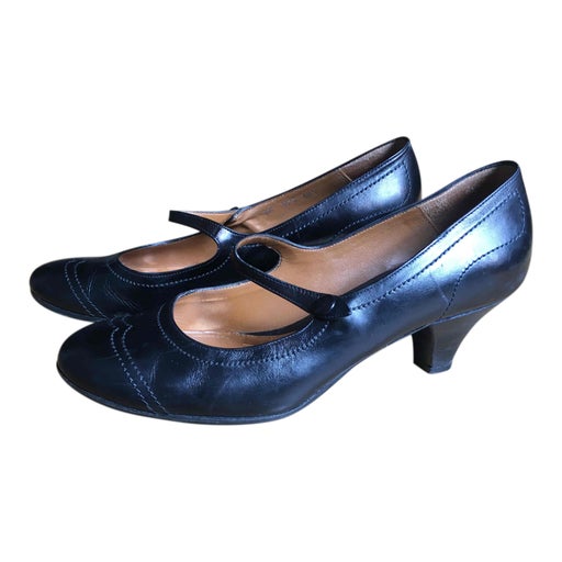 Leather pumps