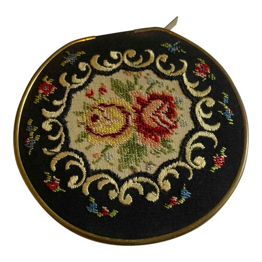 Boîte poudrière à fleurs