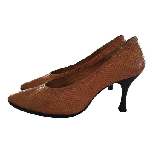 Leather pumps
