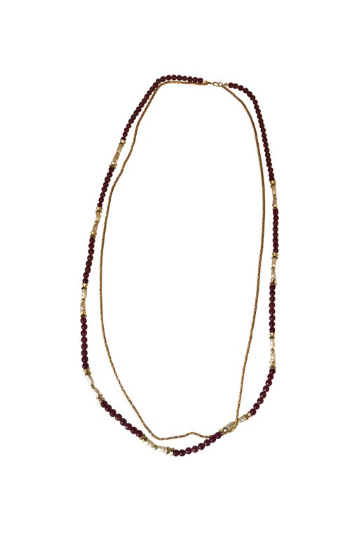 Long necklace in gold metal and pearls