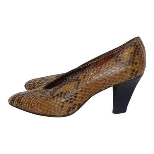 Leather pumps