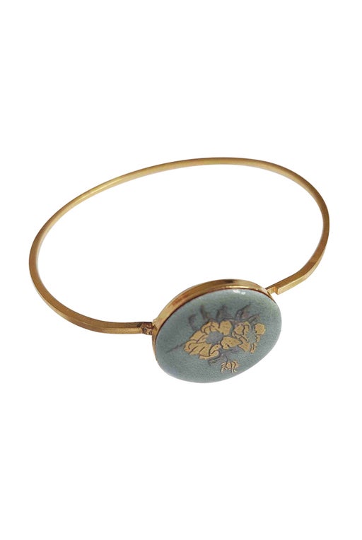 Bangle bracelet in gold metal