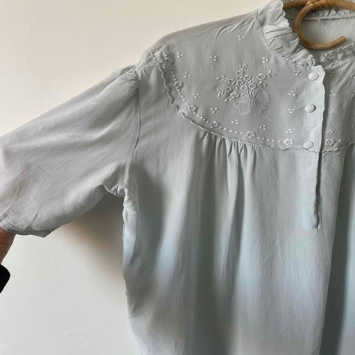Blouse brodée en soie