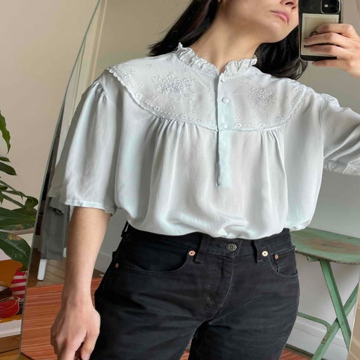 Blouse brodée en soie