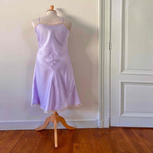 Nuisette en satin lilas