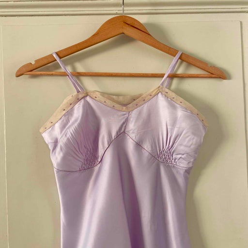 Nuisette en satin lilas