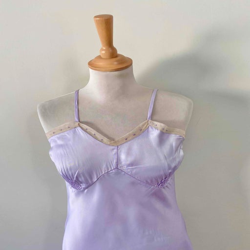 Nuisette en satin lilas