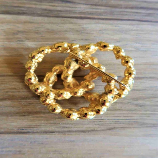 Broche en métal doré