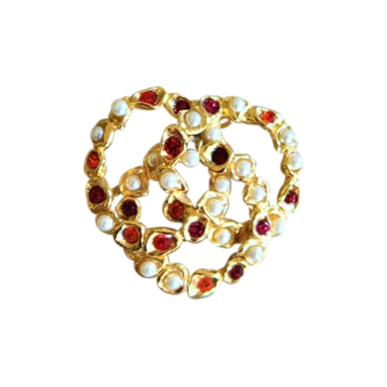 Broche en métal doré