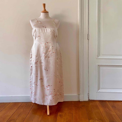 Robe à fleurs en satin 