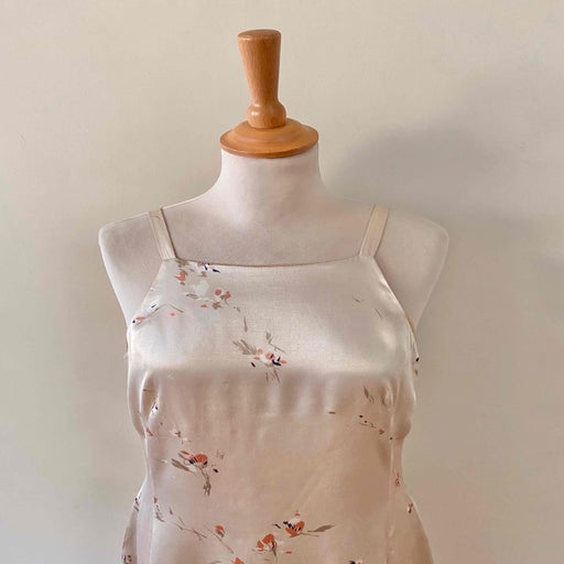 Robe à fleurs en satin 