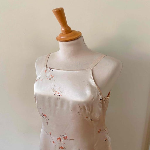 Robe à fleurs en satin 