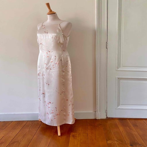 Robe à fleurs en satin 